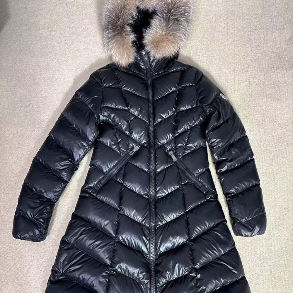 Women's black puffer coat with Fur Trim